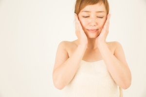 【夏の疲れをほぐす】自宅で簡単!首こり・肩こりに効くストレッチ 【夏の疲れをほぐす】自宅で簡単!首こり・肩こりに効くストレッチ