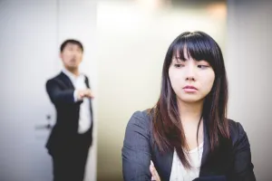 【身近にいるイライラ人間対処法】“上から目線”で人を見下している人