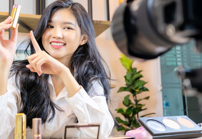 メイクの参考に！美容系YouTuber特集【女性向け】